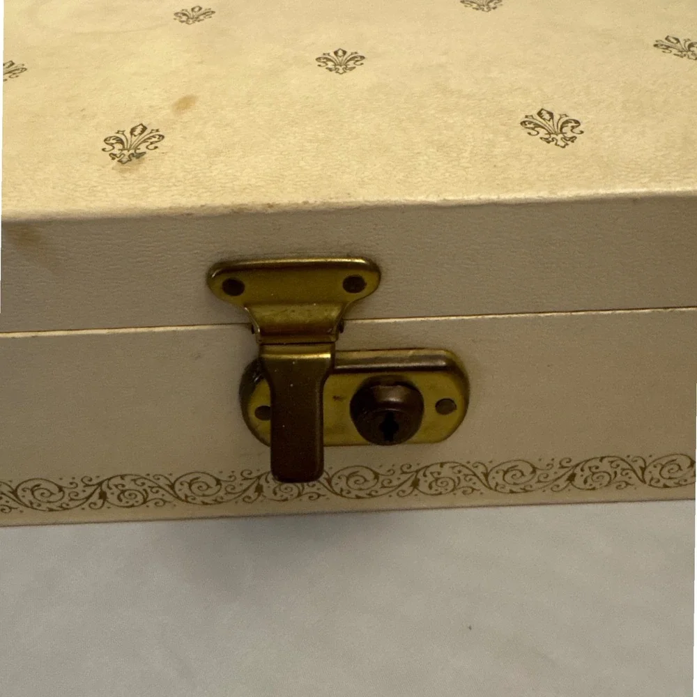 Vintage 1950s Ivory Jewelry Box‎ Organizer Red Lined Storage Case Decorative